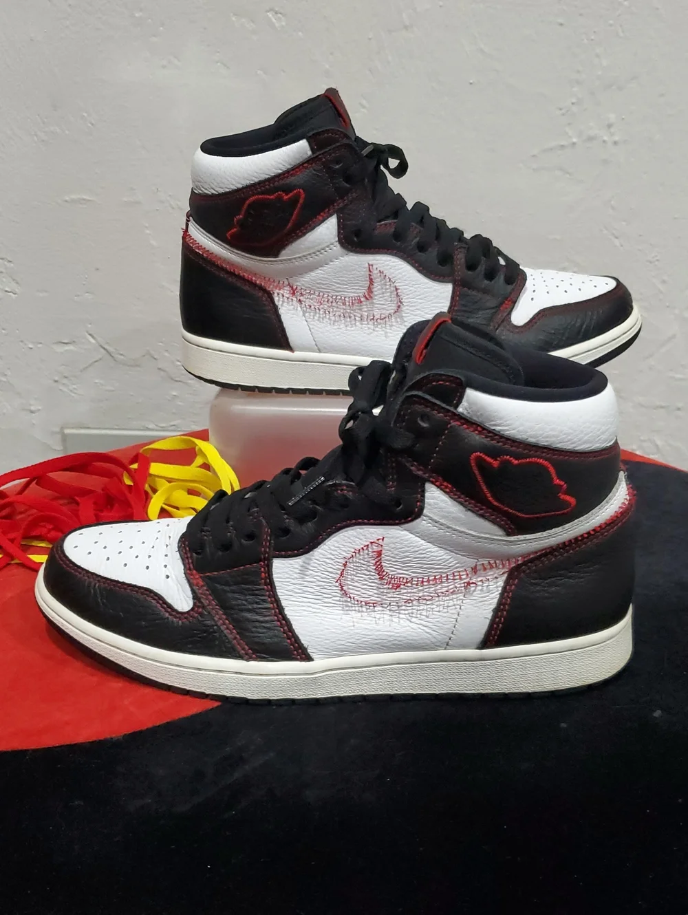 Nike Air Jordan 1 Retro High OG 'Defiant' Size 10.5